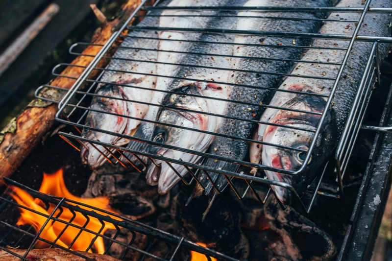 Come cucinare il branzino ai ferri