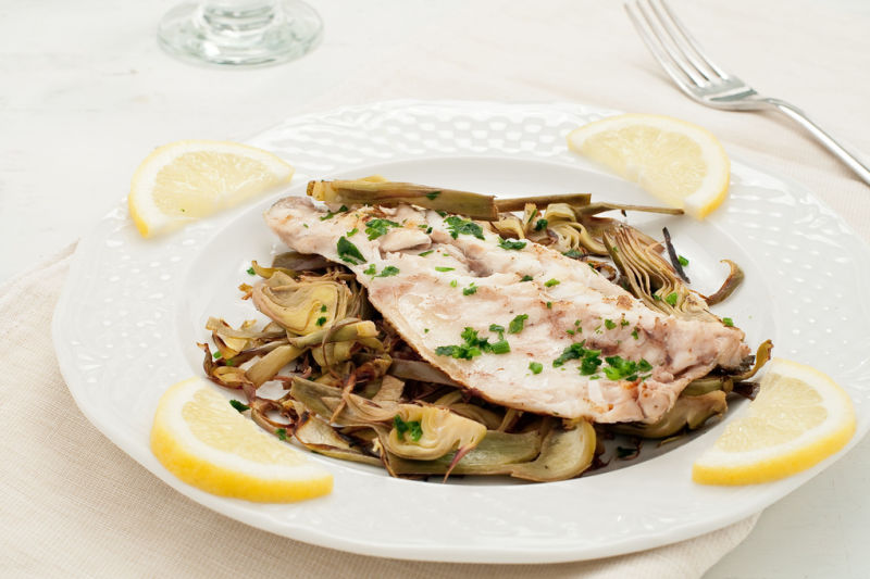 Branzino con carciofi in padella