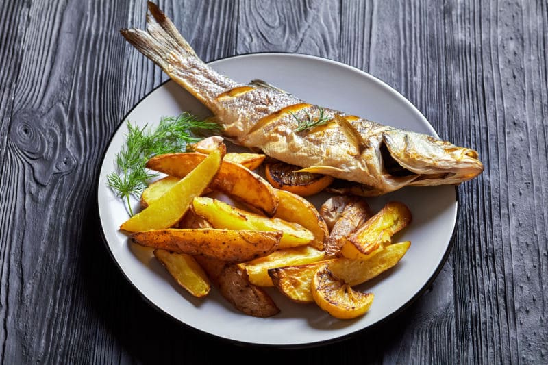 Branzino con patate al forno