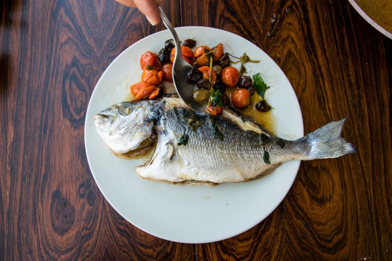 Filetti di orata con pomodorini e olive taggiasche