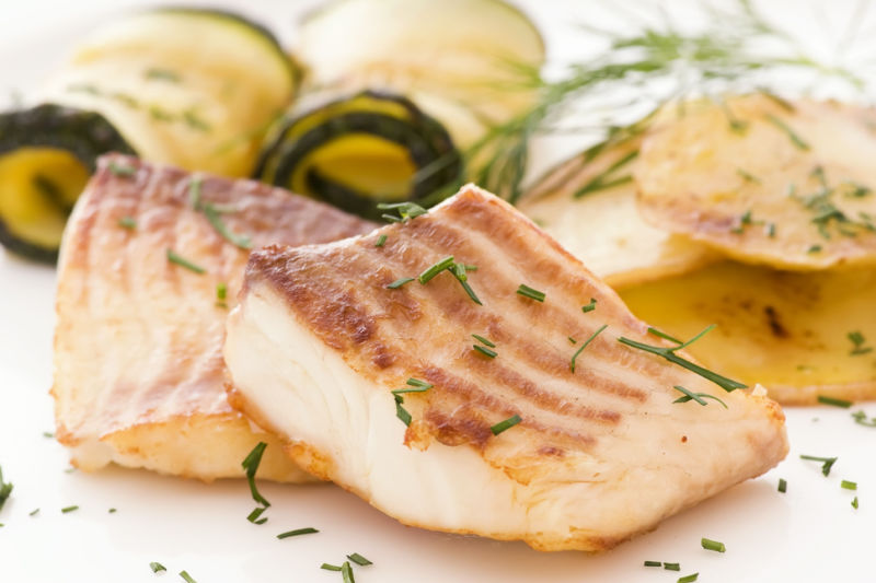 Filetto di branzino al forno con patate e zucchine