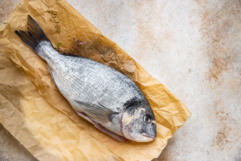 Orata al cartoccio con frutti di mare