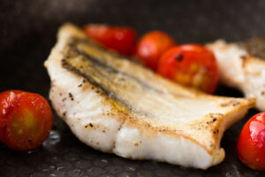 Ricetta filetti di branzino in padella con pomodorini