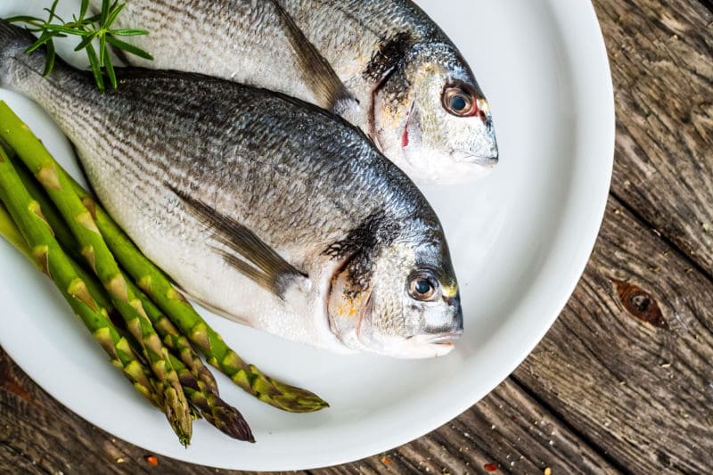 Orata al forno con asparagi