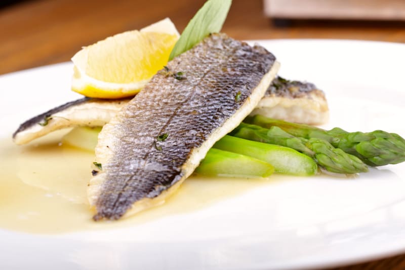 Branzino al forno con asparagi selvatici