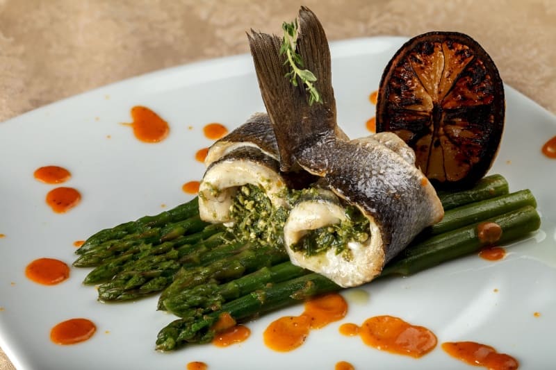 Involtini di branzino e asparagi