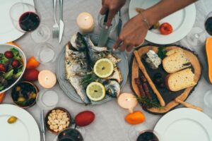 Galateo a tavola: come si mangia il pesce, regole