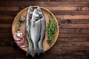 Ricetta filetti di branzino con cipolle caramellate