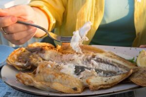 La pelle del pesce si può mangiare, benefici