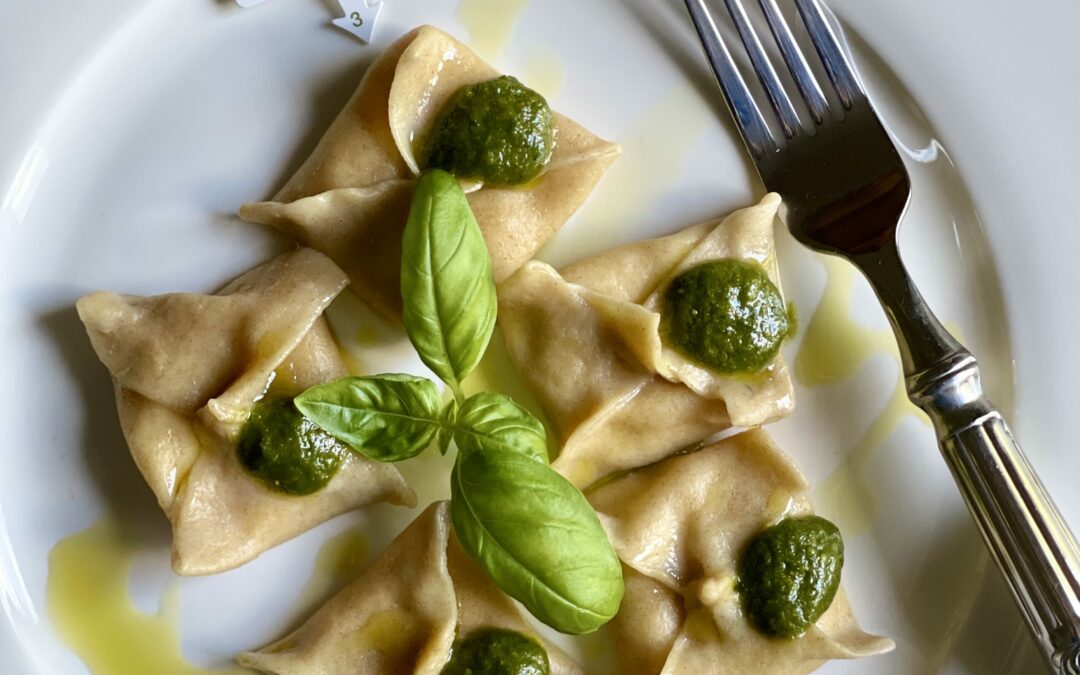 Fagottini di branzino e prescinseua con pesto