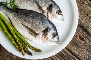 Come fare orata al forno con asparagi