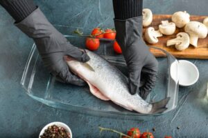 Come fare il branzino ai funghi porcini al forno