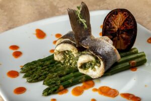 Come fare gli involtini di branzino e asparagi