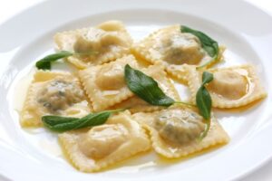 Ricetta ravioli di branzino e ricotta al burro e salvia