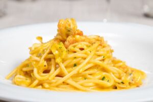 Ricetta carbonara di mare, spaghetti con branzino e gamberi
