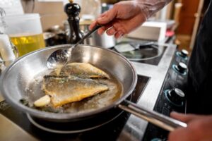 Come togliere la puzza di pesce in casa, rimedi
